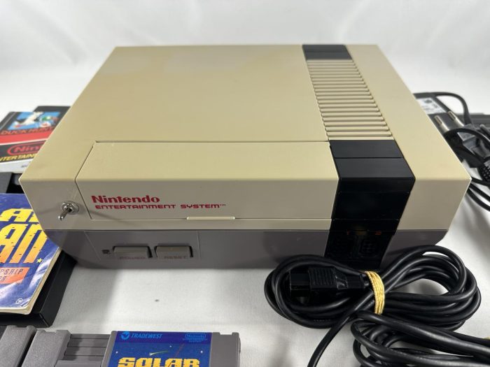 Nintendo NES Gemodificeerd voor PAL (EU) & NTSC (USA) games + 2 Controllers & 2 games - Afbeelding 2