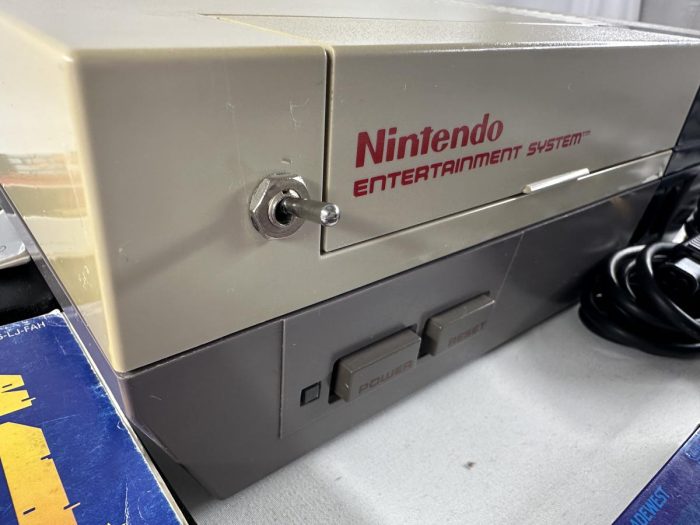 Nintendo NES Gemodificeerd voor PAL (EU) & NTSC (USA) games + 2 Controllers & 2 games - Afbeelding 3