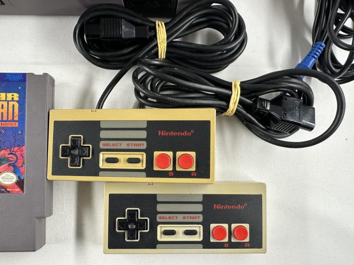 Nintendo NES Gemodificeerd voor PAL (EU) & NTSC (USA) games + 2 Controllers & 2 games - Afbeelding 4