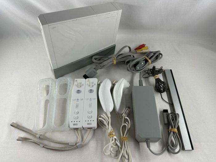 Nintendo Wii wit + 2 controllers & nunchucks + kabels