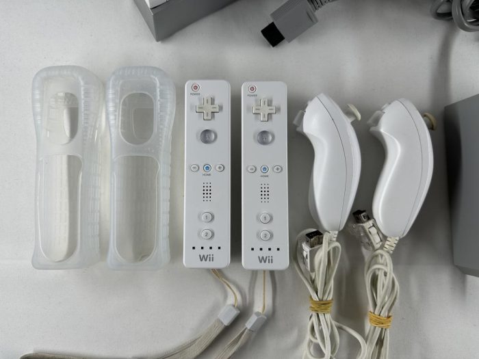 Nintendo Wii wit + 2 controllers & nunchucks + kabels - Afbeelding 2