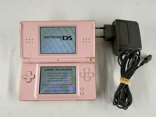 Volledig werkend, volledig origineel. Normale sporen van gebruik. Krassen op onderste scherm (onzichtbaar tijdens spelen). Incl. originele oplader, stylus, GBA slot cover en handleiding.