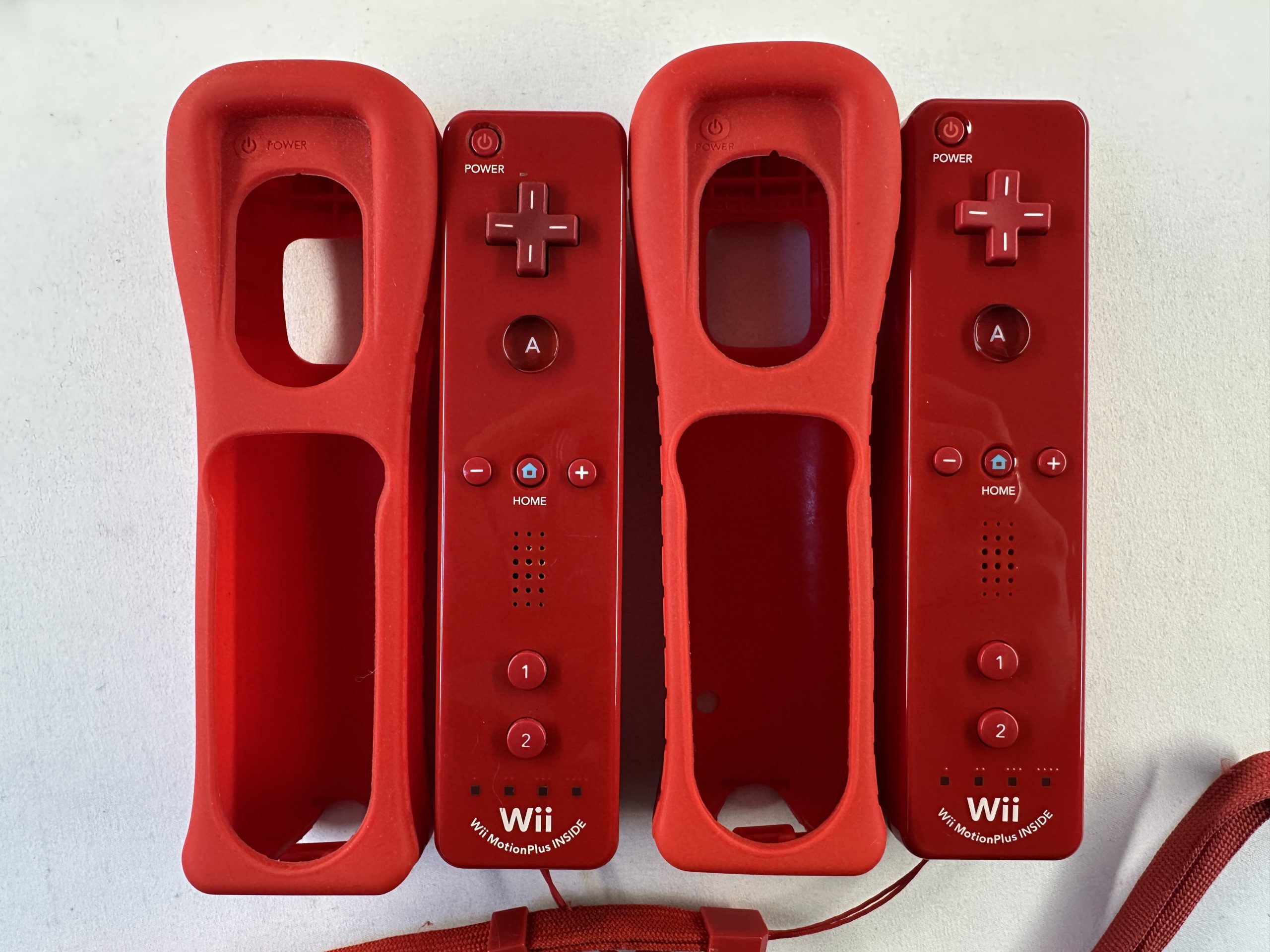 Nintendo Wii rood spelcomputer + 2 Motion Plus controllers & New Super Mario Bros - Afbeelding 2