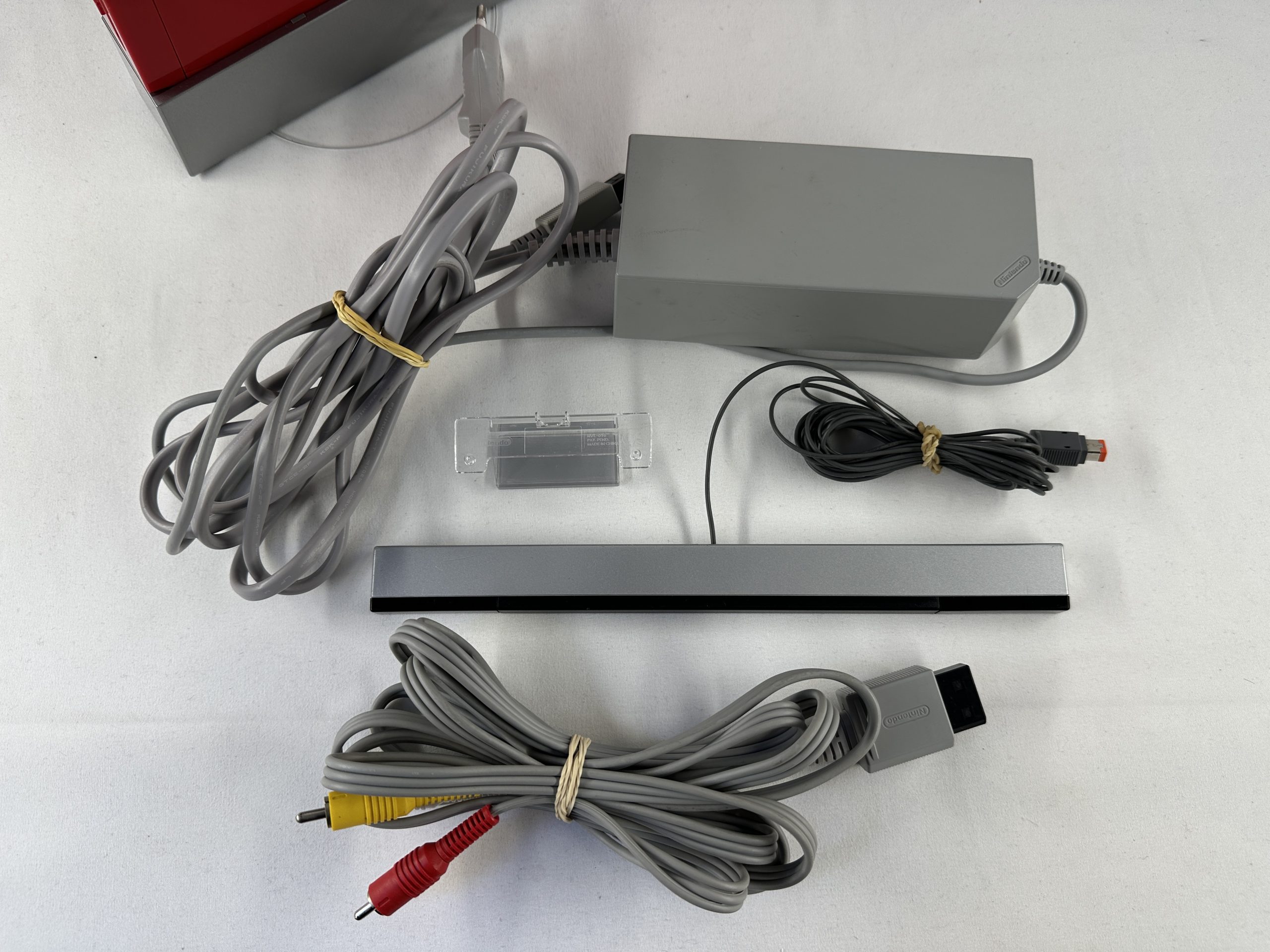 Nintendo Wii rood spelcomputer + 2 Motion Plus controllers & New Super Mario Bros - Afbeelding 7