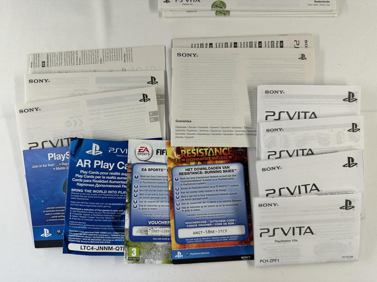 PS Vita Crystal Black FIFA Football Bundel Compleet - PCH-1004 - Nette staat - Afbeelding 7