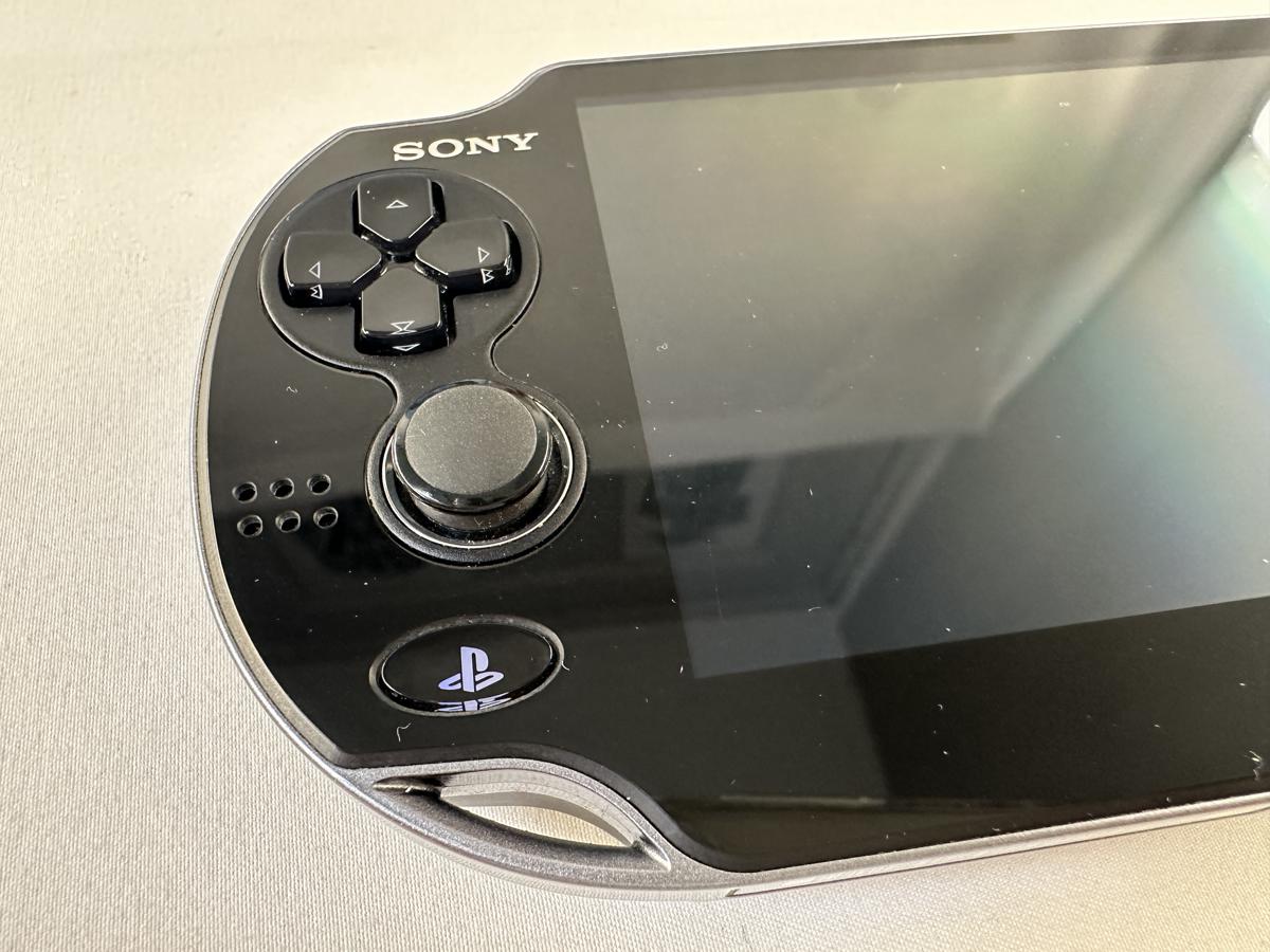 PS Vita Crystal Black FIFA Football Bundel Compleet - PCH-1004 - Nette staat - Afbeelding 9