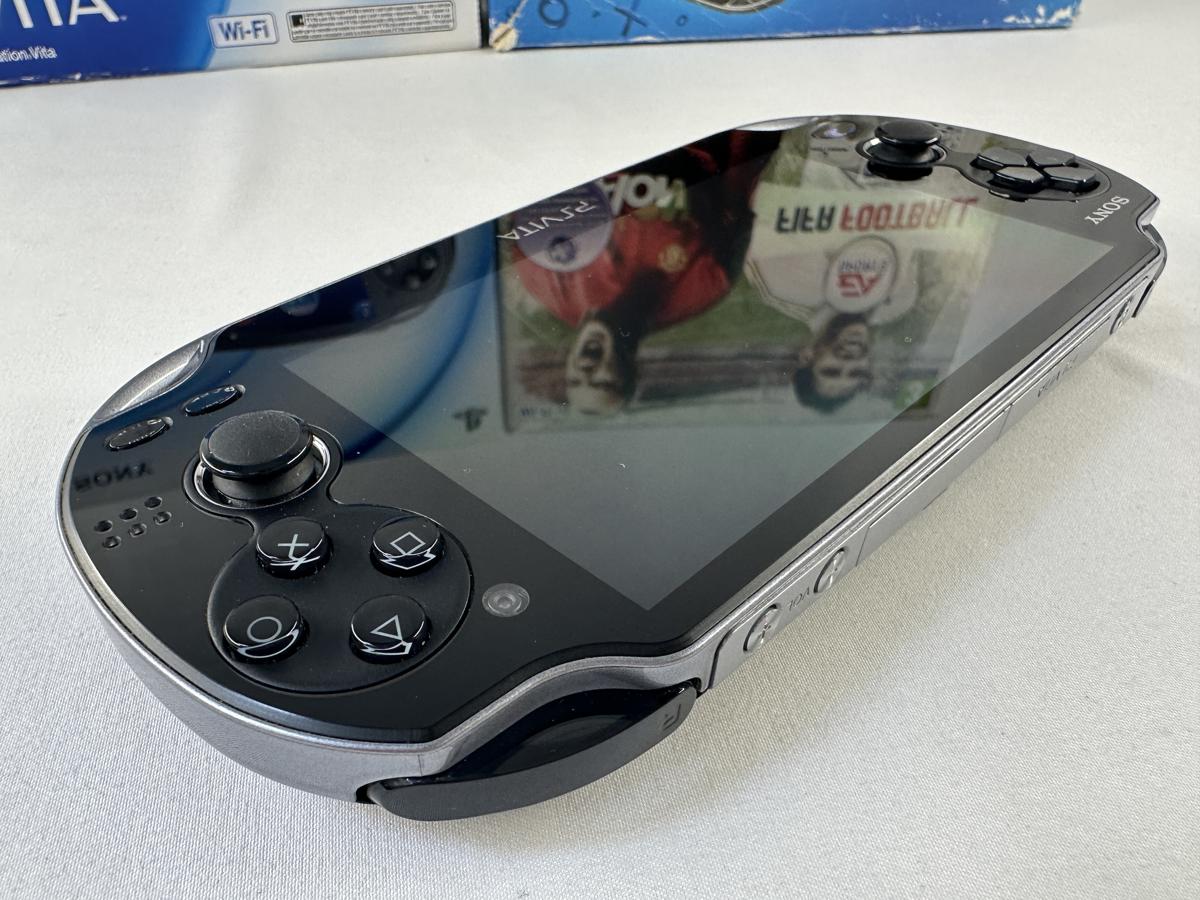 PS Vita Crystal Black FIFA Football Bundel Compleet - PCH-1004 - Nette staat - Afbeelding 11