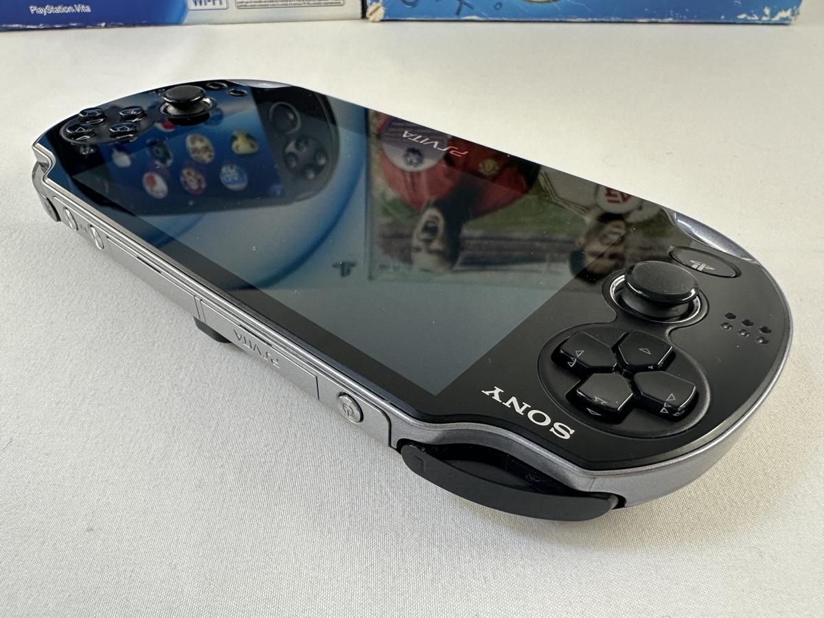 PS Vita Crystal Black FIFA Football Bundel Compleet - PCH-1004 - Nette staat - Afbeelding 12