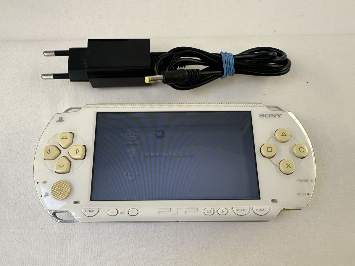 Playstation Portable Wit handheld - PSP-1004